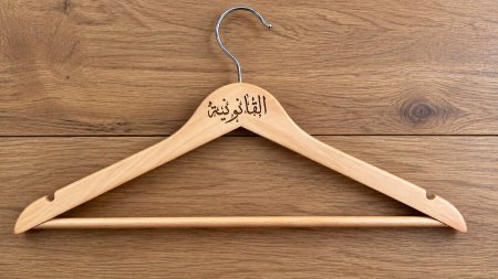 علاقة ملابس خشب مع كفر ليزر