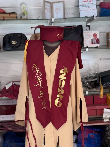طقم تخرج مميز خمري مع لون بيج