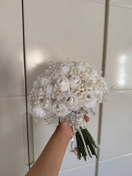 مسكة عروس ورد جوري ابيض